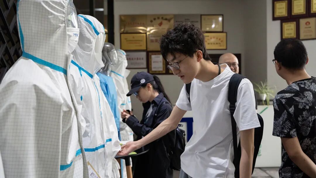 中国纺织信息中心创意设计部主任李雷率队造访涂泰克