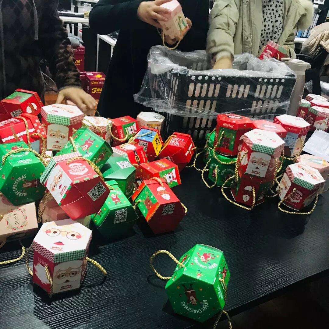 圣诞快乐!请查收这份来自TTK®涂泰克的节日祝福: