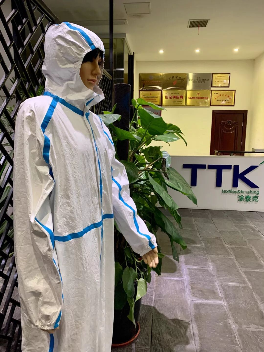 支援前线!TTK涂泰克加急生产捐赠抗菌防护服面料,共克时艰、战“疫”到底!