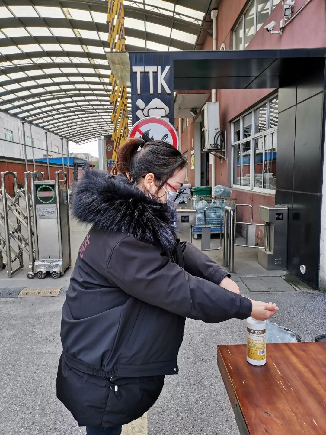 支援前线!TTK涂泰克加急生产捐赠抗菌防护服面料,共克时艰、战“疫”到底!
