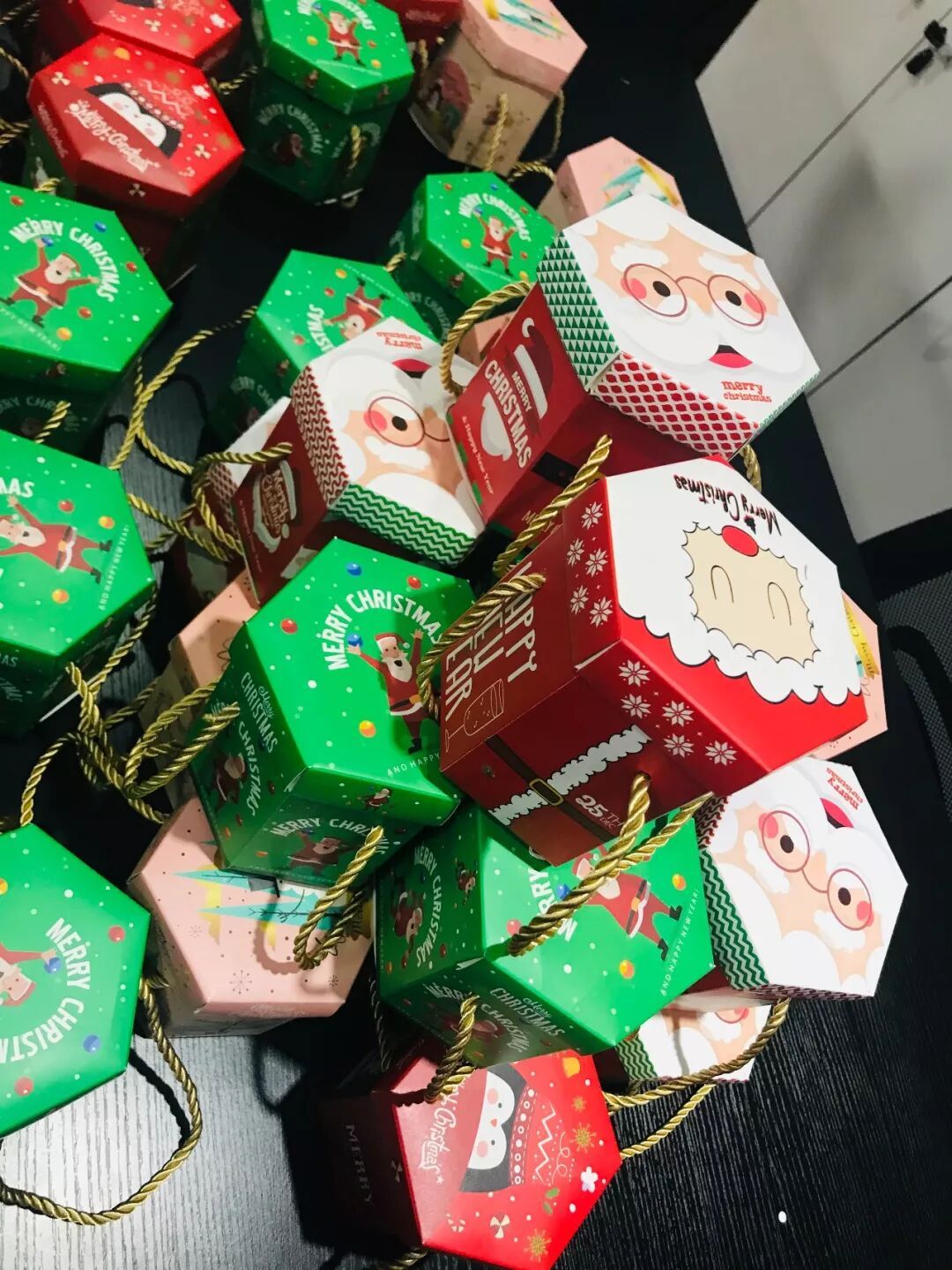 圣诞快乐!请查收这份来自TTK®涂泰克的节日祝福: